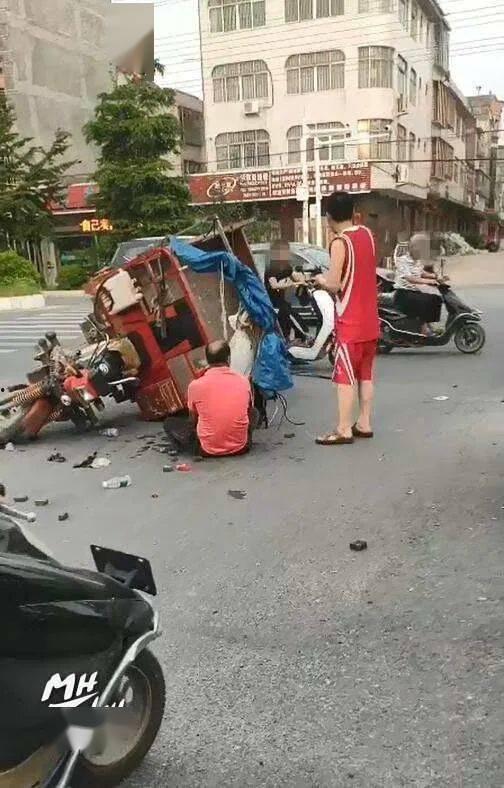 唐河县交通事故最新爆料,多车连环撞,现场情况紧急!